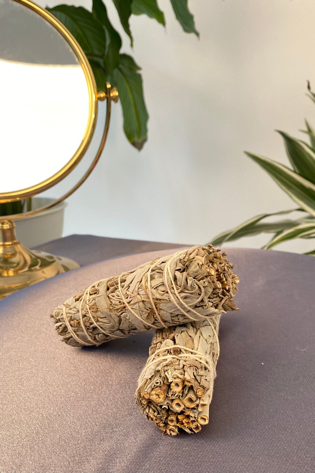 Atado de salvia blanca natural, ideal para rituales de purificación y sahumerios.