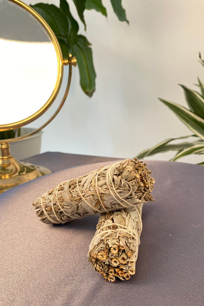 Atado de salvia blanca natural, ideal para rituales de purificación y sahumerios.