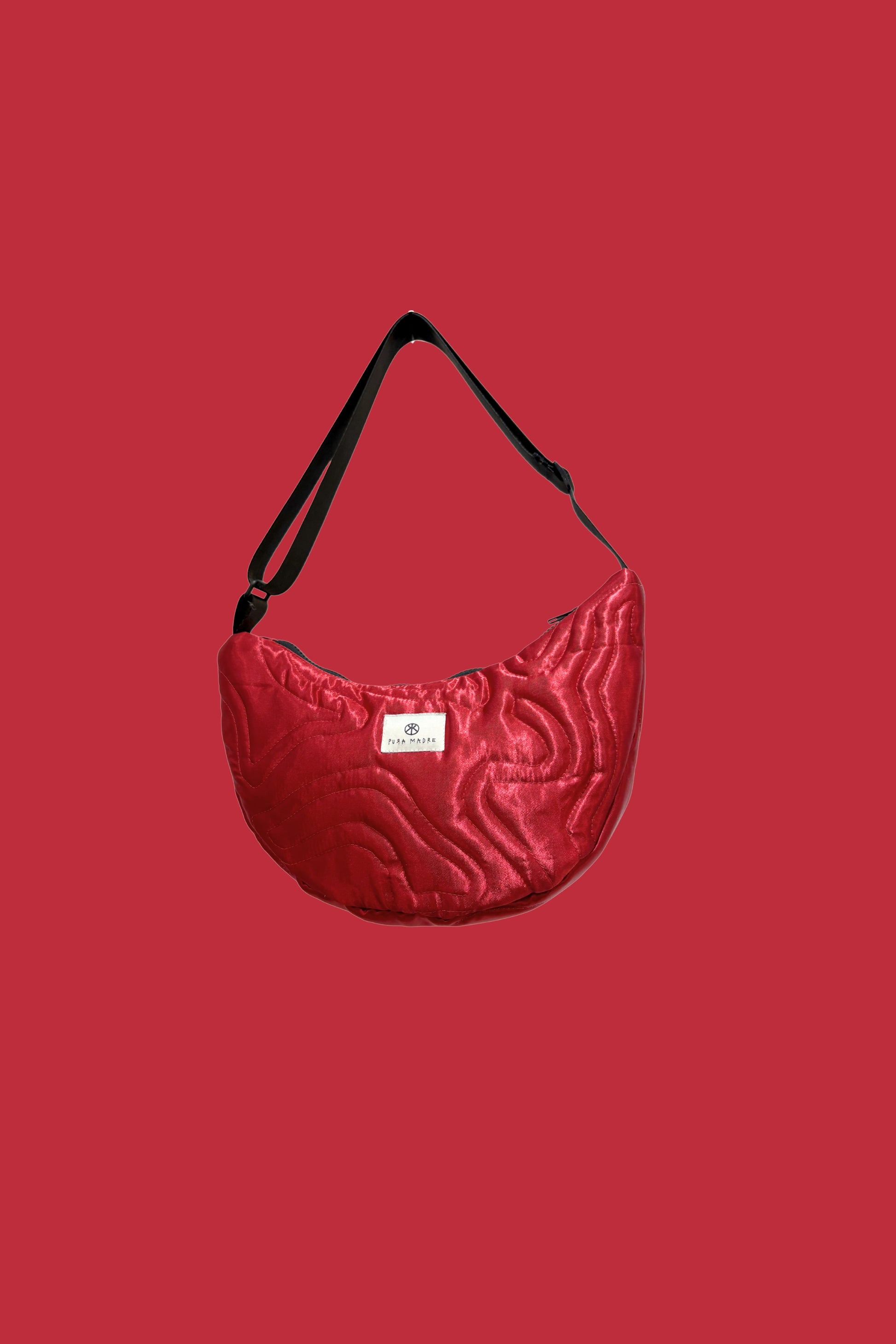 Bolso EVA Satén rojo acolchado con tira ajustable.