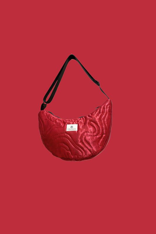 Bolso EVA Satén rojo acolchado con tira ajustable.