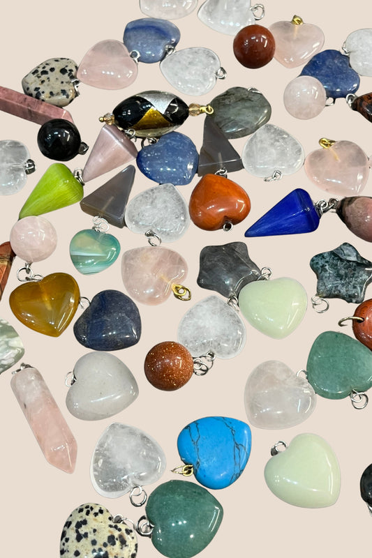 Charms de piedras naturales para colgantes de la suerte.