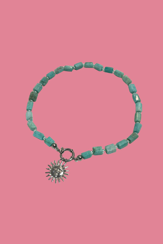 Collar artesanal con piedra natural amazonita, conocida por sus tonalidades azul verdosas que evocan calma y serenidad. 
