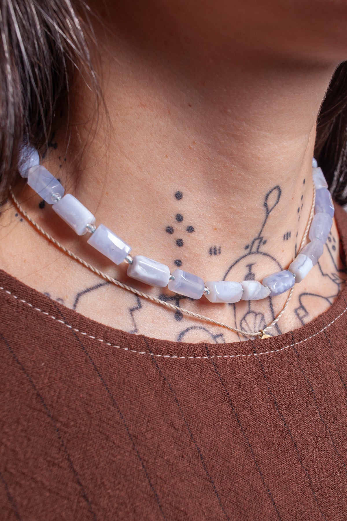 Collar corto de piedra Calcedonia pulida. Cada pieza se crea a mano con atención al detalle. 