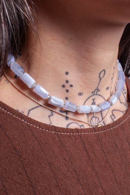 Collar corto de piedra Calcedonia pulida. Cada pieza se crea a mano con atención al detalle. 