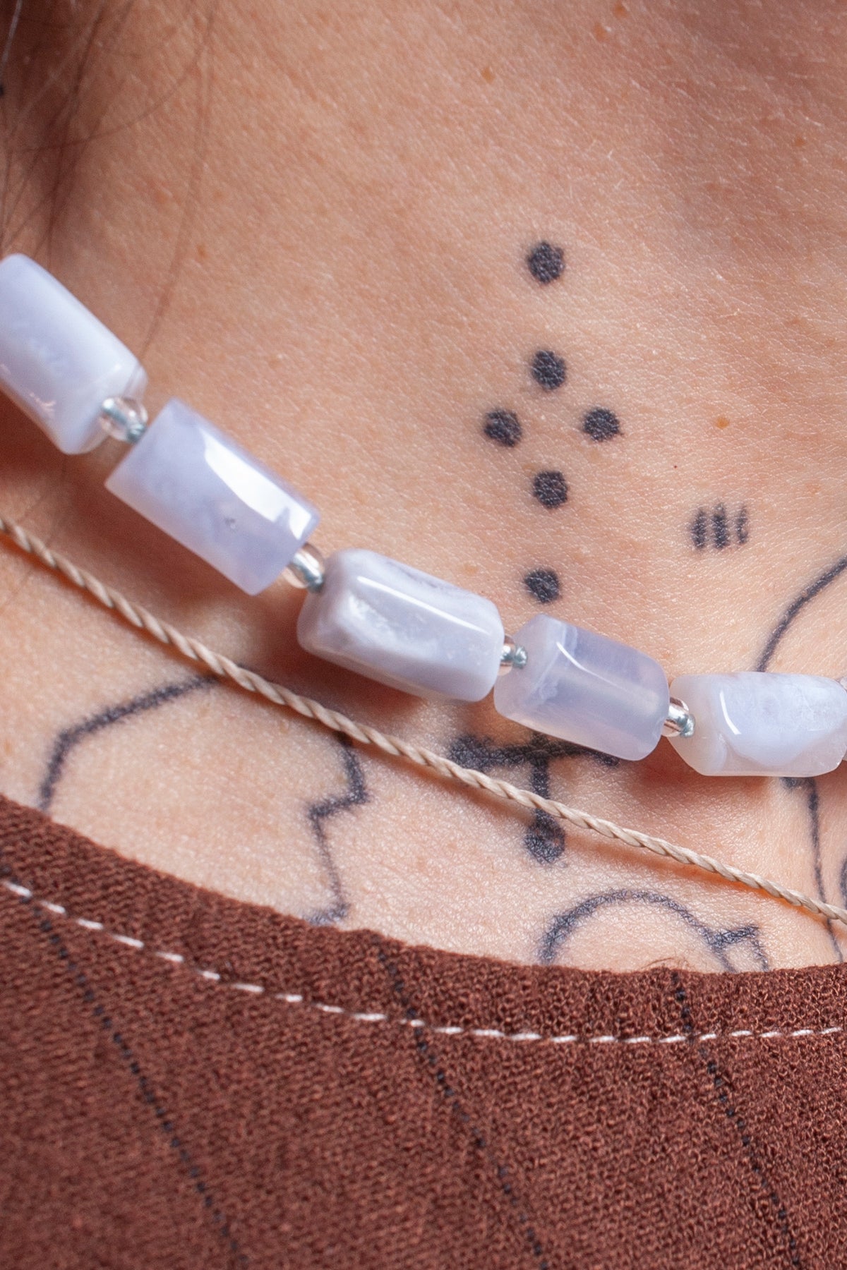 Collar corto de piedra Calcedonia pulida. Cada pieza se crea a mano con atención al detalle. 