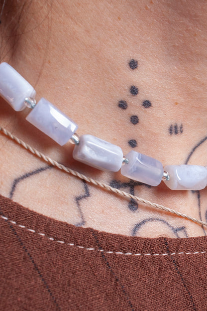 Collar corto de piedra Calcedonia pulida. Cada pieza se crea a mano con atención al detalle. 