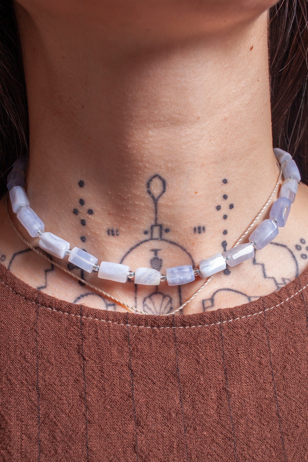 Collar corto de piedra Calcedonia pulida. Cada pieza se crea a mano con atención al detalle. 