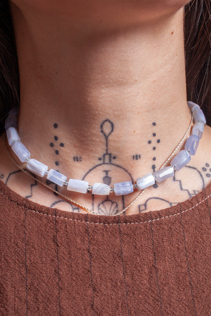 Collar corto de piedra Calcedonia pulida. Cada pieza se crea a mano con atención al detalle. 
