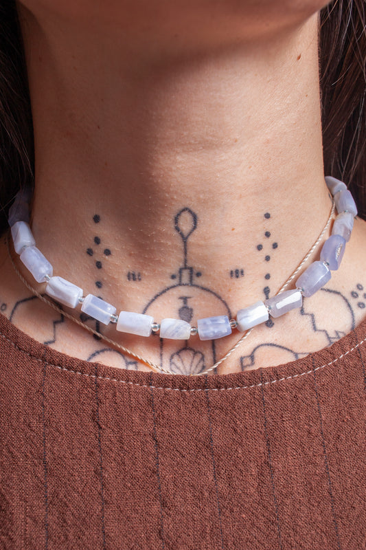 Collar corto de piedra Calcedonia pulida. Cada pieza se crea a mano con atención al detalle. 