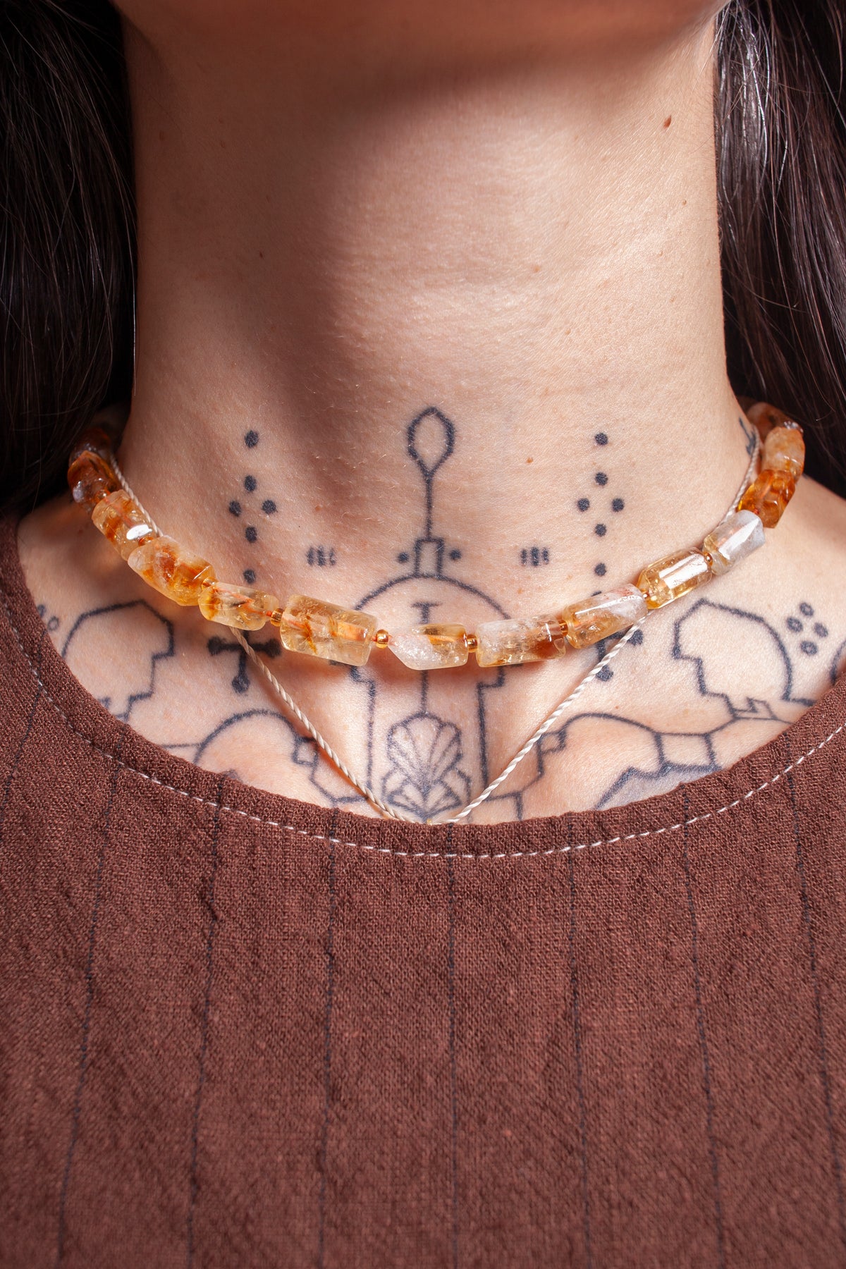 Collar corto de piedra citrino natural, elaborado artesanalmente con acabados únicos.