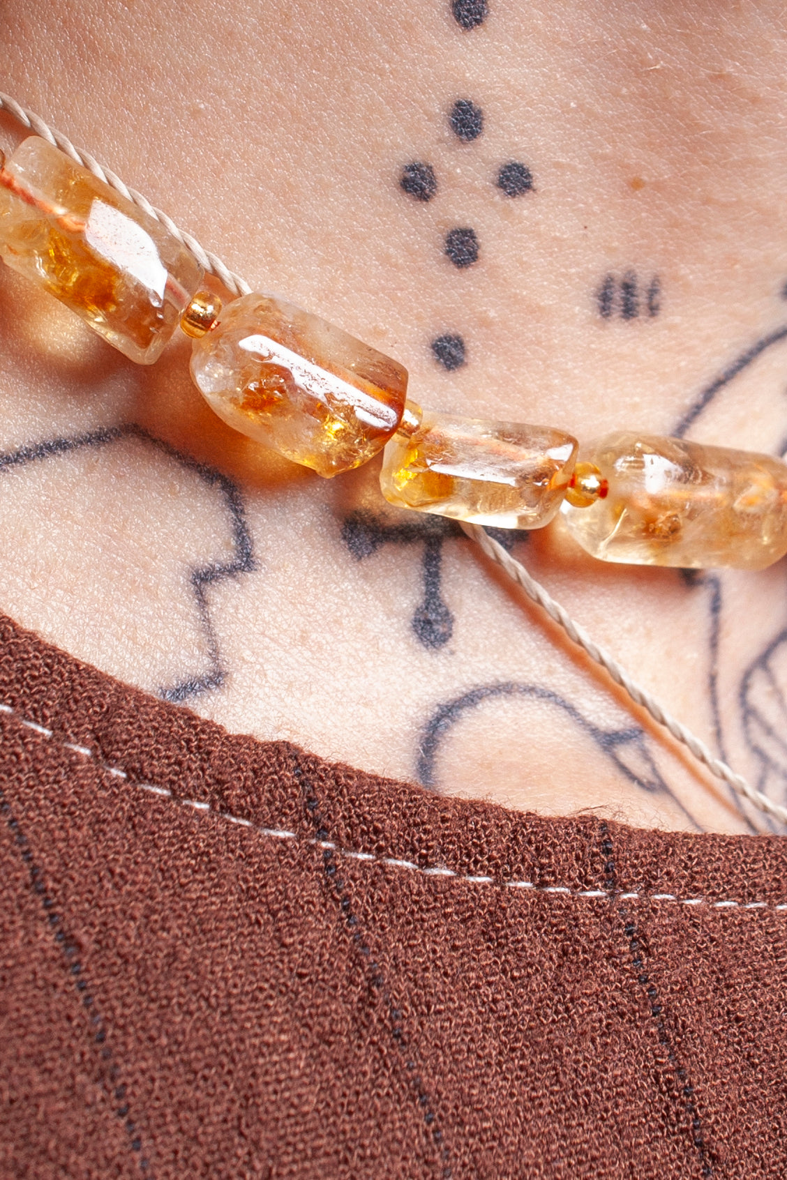 Collar corto de piedra citrino natural, elaborado artesanalmente con acabados únicos.