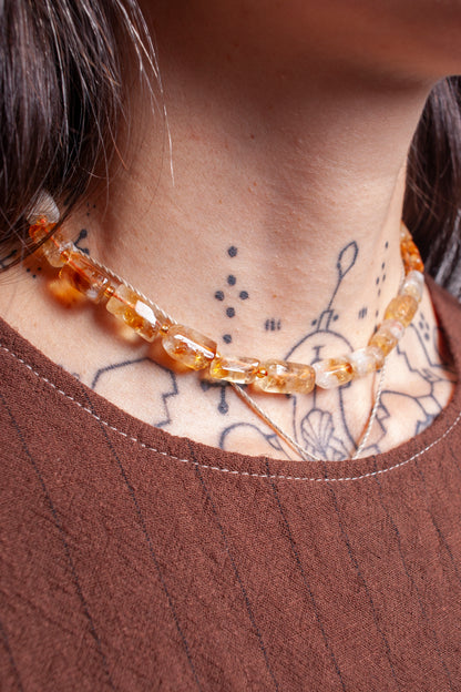 Collar corto de piedra citrino natural, elaborado artesanalmente con acabados únicos.
