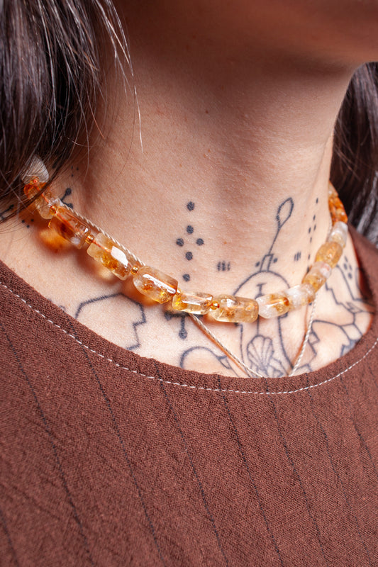 Collar corto de piedra citrino natural, elaborado artesanalmente con acabados únicos.
