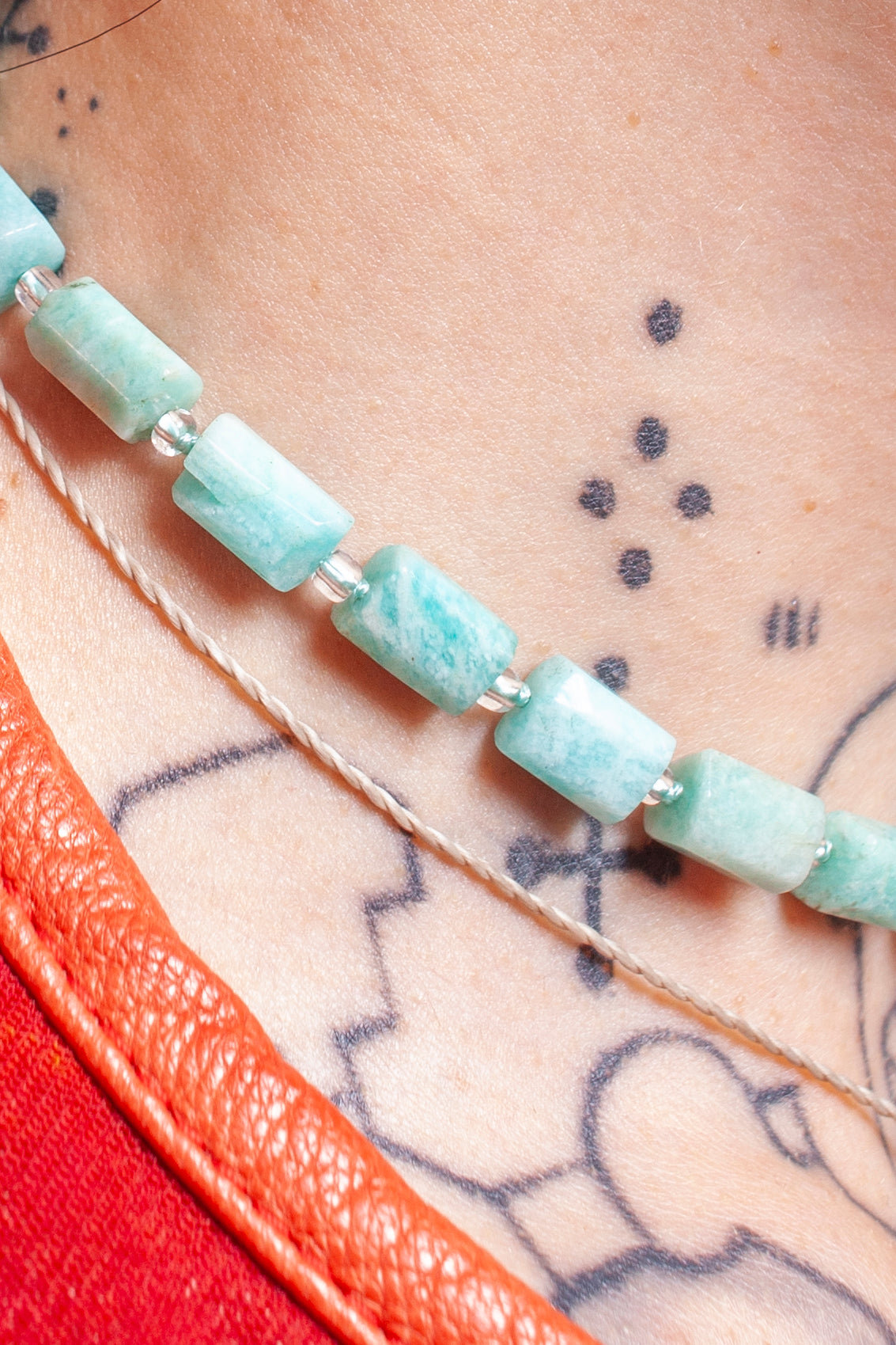 Collar corto confeccionado artesanalmente con piedra Amazonita, una gema reconocida por su energía calmante y elegancia natural. 