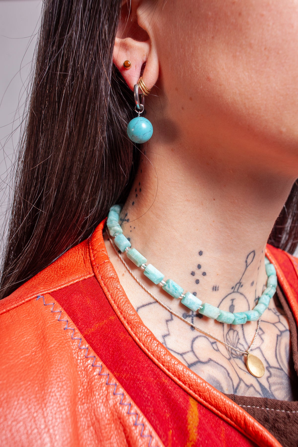 Collar corto confeccionado artesanalmente con piedra Amazonita, una gema reconocida por su energía calmante y elegancia natural. 