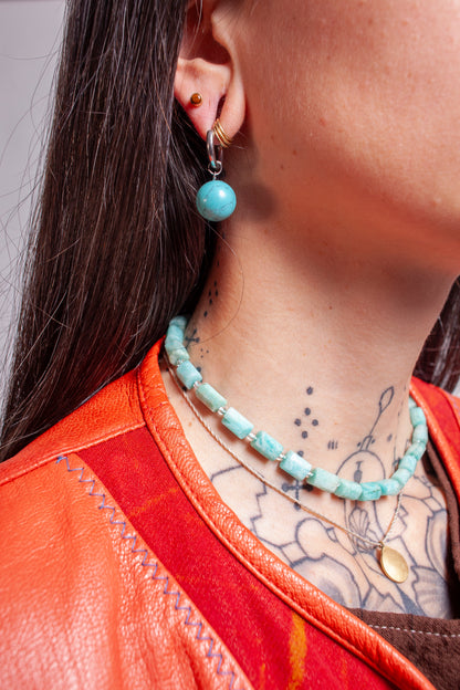 Collar corto confeccionado artesanalmente con piedra Amazonita, una gema reconocida por su energía calmante y elegancia natural. 