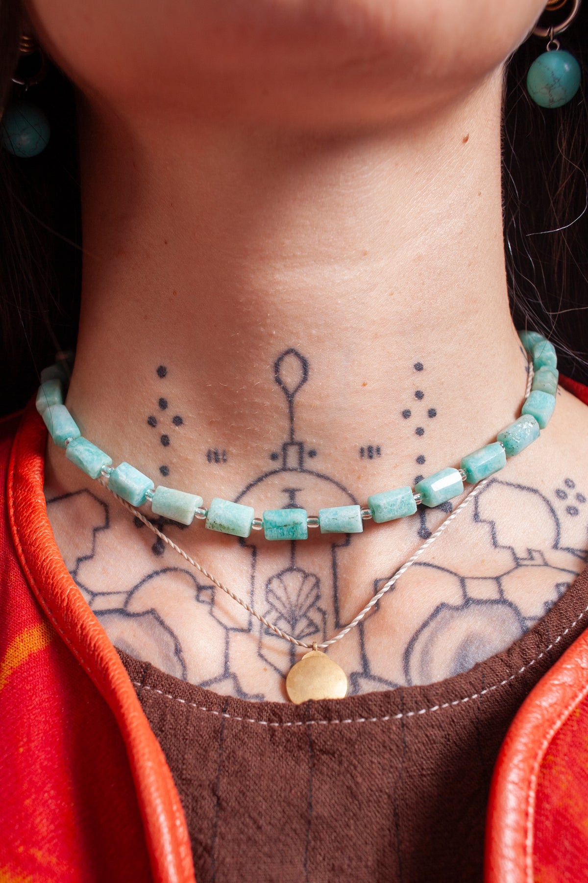 Collar corto confeccionado artesanalmente con piedra Amazonita, una gema reconocida por su energía calmante y elegancia natural. 