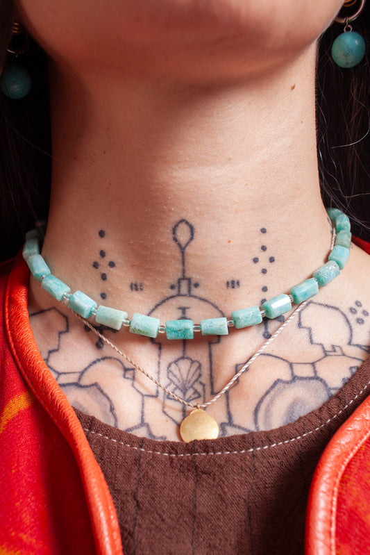 Collar corto confeccionado artesanalmente con piedra Amazonita, una gema reconocida por su energía calmante y elegancia natural. 