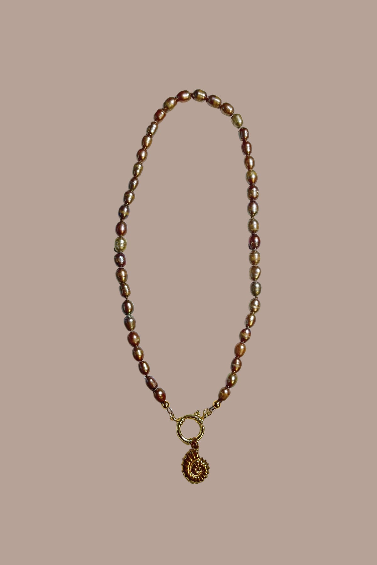 Collar de perlas con colgante de caracola, todo en acero inoxidable.