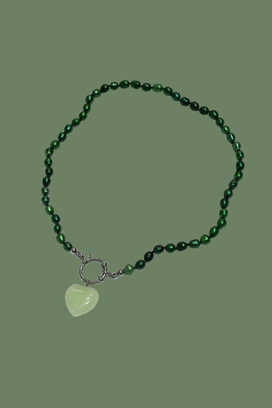 Collar Perlas Bosque con cierre metálico de acero inoxidable y colgante corazón de mineral que brilla en la oscuridad. 
