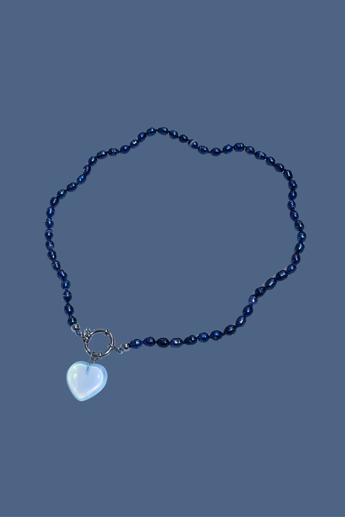 Collar de perlas con cierre de acero inoxidable y colgante corazón de mineral. 