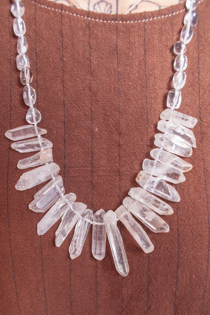 Collar artesanal en cuarzo blanco de brillo natural, cada pieza tallada a mano para capturar la pureza y la energía del mineral. 