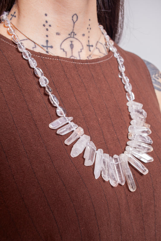 Collar artesanal en cuarzo blanco de brillo natural, cada pieza tallada a mano para capturar la pureza y la energía del mineral. 