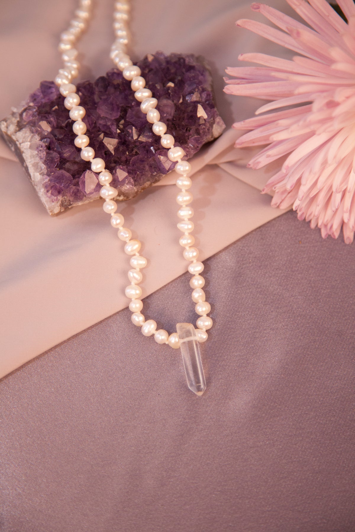 Collar Venus, una joya artesanal confeccionada a mano en nuestro estudio con perlas auténticas y cuarzo blanco. 