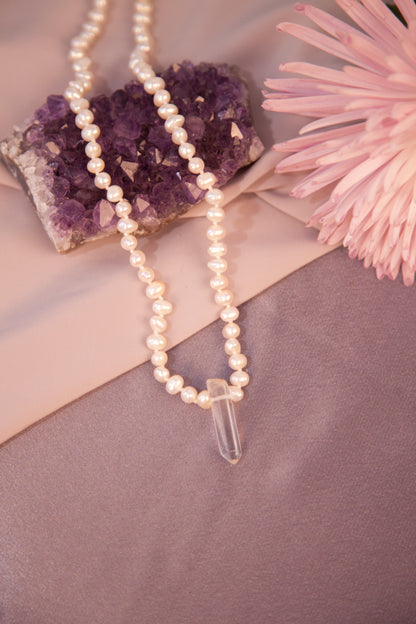 Collar Venus, una joya artesanal confeccionada a mano en nuestro estudio con perlas auténticas y cuarzo blanco. 