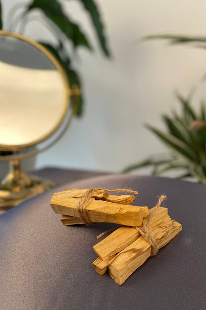 Atado de tres unidades de Palo Santo natural para sahumar